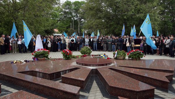 People conducting a prayer service at the monument to deported peoples in Simferopol during events marking the 70th anniversary of the deportation of the Crimean Tatars - Sputnik International
