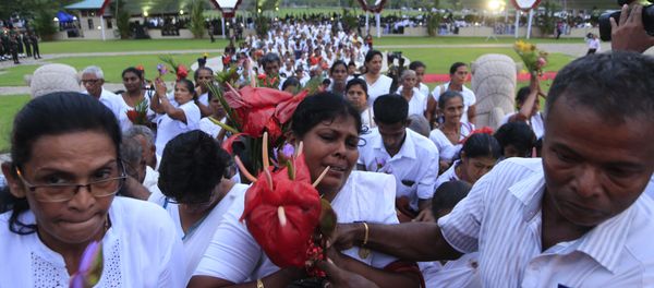 Family members of fallen Sri Lankan government soldiers arrive to pay homage to the war memorial during the national war heroes memorial ceremony in Colombo, Sri Lanka, Friday, May 19, 2017. - Sputnik International