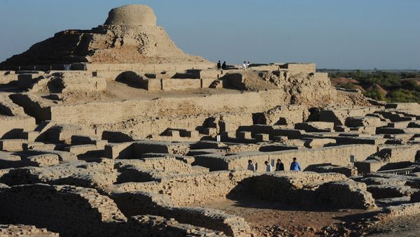 In this photograph taken on February 9, 2017, visitors walk through the UNESCO World Heritage archeological site of Mohenjo Daro some 425 kms north of the Pakistani city of Karachi. - Sputnik International