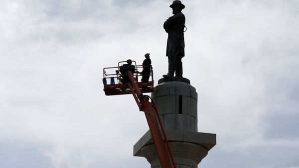 Workers prepare to take down the statue of Robert E. Lee, former general of the Confederacy, which stands in Lee Circle in New Orleans, Friday, May 19, 2017. The city is completing the Southern city's removal of four Confederate-related statues that some called divisive. - Sputnik International