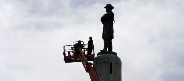 Workers prepare to take down the statue of Robert E. Lee, former general of the Confederacy, which stands in Lee Circle in New Orleans, Friday, May 19, 2017. The city is completing the Southern city's removal of four Confederate-related statues that some called divisive. - Sputnik International