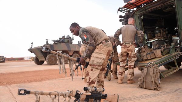 A French soldier prepares for the visit of French President Emmanuel Macron in Africa's Sahel region in Gao, northern Mali, 19 May 2017 - Sputnik International
