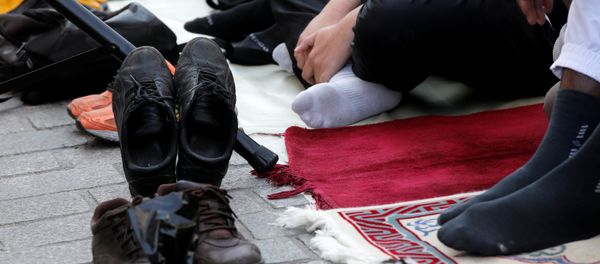 Shoes are pictured as Muslims pray during Friday prayers in the street in front of the city hall of Clichy, near Paris, France, April 21, 2017, after an unauthorised place of worship was closed by local authorities - Sputnik International