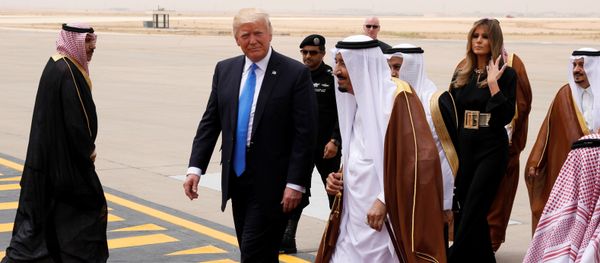 Saudi Arabia's King Salman bin Abdulaziz Al Saud (C) welcomes U.S. President Donald Trump and first lady Melania Trump (2-R) as they arrive aboard Air Force One at King Khalid International Airport in Riyadh, Saudi Arabia May 20, 2017 - Sputnik International