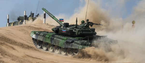 Azerbaijan's T-72B3 tank crew seen competing in the semifinals of the Tank Biathlon competitions at the Alabino range - Sputnik International