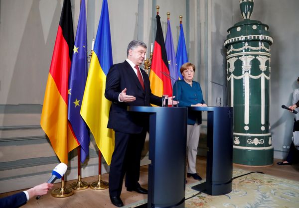 German Chancellor Angela Merkel and Ukrainian President Petro Poroshenko adress the media after a meeting at the German government guesthouse Meseberg Palace in Meseberg, Germany, May 20, 2017 - Sputnik International
