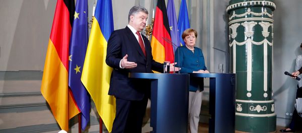 German Chancellor Angela Merkel and Ukrainian President Petro Poroshenko adress the media after a meeting at the German government guesthouse Meseberg Palace in Meseberg, Germany, May 20, 2017 - Sputnik International