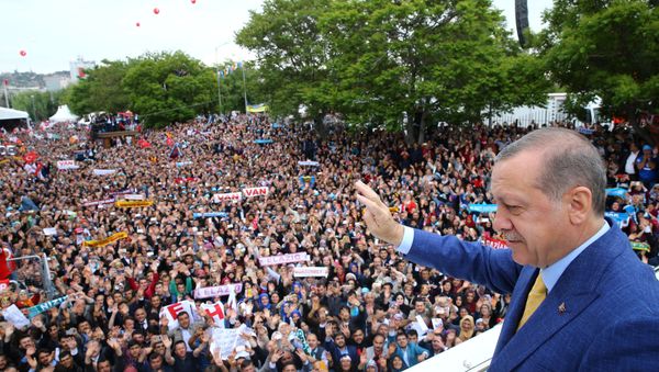 Turkish President Tayyip Erdogan waves to the crowd during the Extraordinary Congress of the ruling AK Party (AKP) in Ankara, Turkey May 21, 201 - Sputnik International