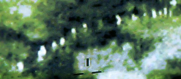 Predator drone captures a group of 19 illegal border crossers shown on a video monitor at a command center - Sputnik International