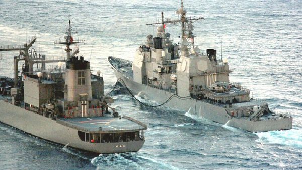 USS guided missile cruiser Bunker Hill being refueled - Sputnik International