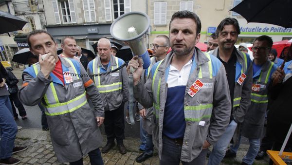 CGT trade union representatives Vincent Labrousse (L) speaks during a demonstration of striking employees of GM&S car supplier on May 18, 2017 in Gueret, central France, to protest against the planned closure of the company CGT trade union representatives Vincent Labrousse (L) speaks during a demonstration of striking employees of GM&S car supplier on May 18, 2017 in Gueret, central France, to protest against the planned closure of the company - Sputnik International