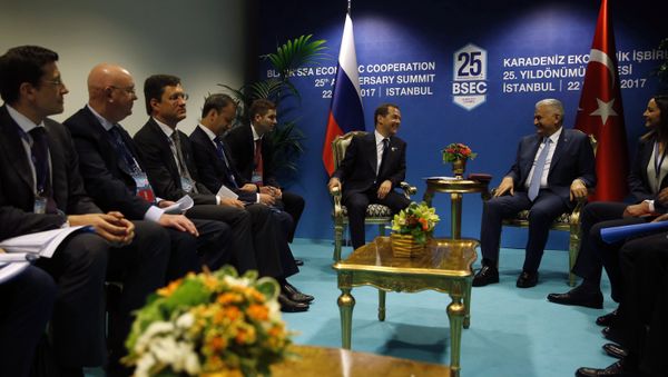 May 22, 2017. Russian Prime Minister Dmitry Medvedev and Turkish Prime Minister Binali Yildirim, right, during a meeting on the sidelines of a summit of the heads of state and government of the member states of the Organization of the Black Sea Economic Cooperation (BSEC) in Istanbul - Sputnik International