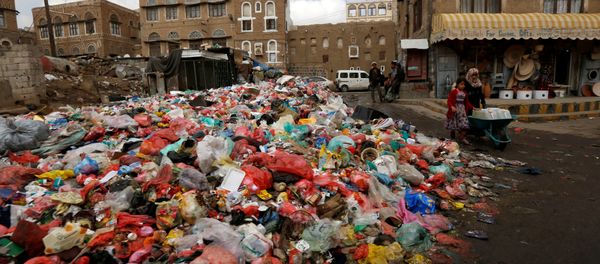 A girl pushes a wheel cart with water jerrycans past a pile of rubbish bags on a street during a strike by garbage collectors demanding delayed salaries in Sanaa, Yemen May 8, 2017 A girl pushes a wheel cart with water jerrycans past a pile of rubbish bags on a street during a strike by garbage collectors demanding delayed salaries in Sanaa, Yemen May 8, 2017 - Sputnik International