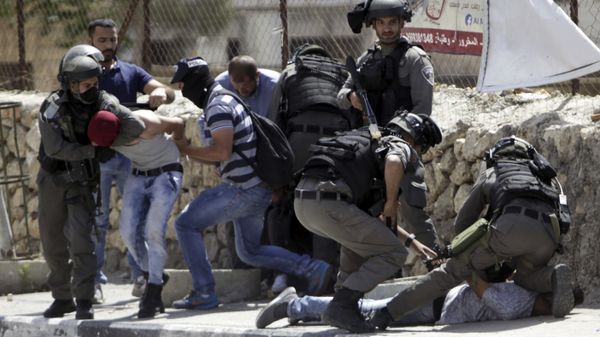 Israeli security forces arrest a Palestinians during clashes in Bethlehem, West Bank, Friday, May 19, 2017 - Sputnik International