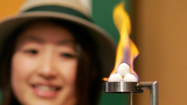 Attendant of Japan's Gas Pavilion introduces an experiment of the burning ice, methane hydrate, as a potential future source of energy during a press preview for the 2005 World Exposition in Nagakute, Aichi prefecture, 19 March 2005 Attendant of Japan's Gas Pavilion introduces an experiment of the burning ice, methane hydrate, as a potential future source of energy during a press preview for the 2005 World Exposition in Nagakute, Aichi prefecture, 19 March 2005 - Sputnik International