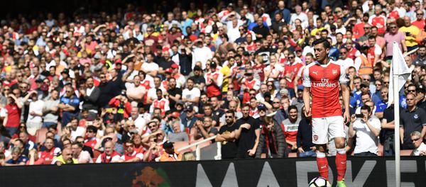Arsenal's Mesut Ozil takes a corner Arsenal's Mesut Ozil takes a corner - Sputnik International