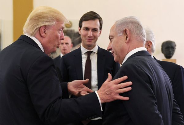Israel's Prime Minister Benjamin Netanyahu and U.S. President Donald Trump chat as White House senior advisor Jared Kushner is seen in between them, during their meeting at the King David hotel in Jerusalem May 22, 2017 - Sputnik International