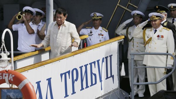 Russian Navy and a Philippine officer salute as Philippine President Rodrigo Duterte alights from the Russian anti-submarine Navy vessel Admiral Tributs in Manila, Philippines on Friday, Jan. 6, 2017 Russian Navy and a Philippine officer salute as Philippine President Rodrigo Duterte alights from the Russian anti-submarine Navy vessel Admiral Tributs in Manila, Philippines on Friday, Jan. 6, 2017 - Sputnik International
