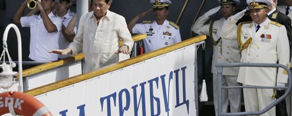 Russian Navy and a Philippine officer salute as Philippine President Rodrigo Duterte alights from the Russian anti-submarine Navy vessel Admiral Tributs in Manila, Philippines on Friday, Jan. 6, 2017 Russian Navy and a Philippine officer salute as Philippine President Rodrigo Duterte alights from the Russian anti-submarine Navy vessel Admiral Tributs in Manila, Philippines on Friday, Jan. 6, 2017 - Sputnik International