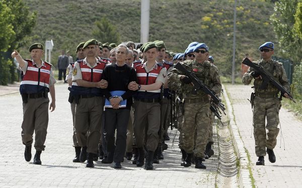Paramilitary police officers and commandos escort the alleged main ringleaders of last summer's failed military coup before their trial at a courthouse in the outskirts of Ankara, Turkey, Monday, May 22, 2017. Paramilitary police officers and commandos escort the alleged main ringleaders of last summer's failed military coup before their trial at a courthouse in the outskirts of Ankara, Turkey, Monday, May 22, 2017. The black-shirted man in front is Akin Ozturk, former Turkish Air Force commander and suspected coup mastermind. Paramilitary police officers and commandos escort the alleged main ringleaders of last summer's failed military coup before their trial at a courthouse in the outskirts of Ankara, Turkey, Monday, May 22, 2017. Paramilitary police officers and commandos escort the alleged main ringleaders of last summer's failed military coup before their trial at a courthouse in the outskirts of Ankara, Turkey, Monday, May 22, 2017. The black-shirted man in front is Akin Ozturk, former Turkish Air Force commander and suspected coup mastermind. - Sputnik International