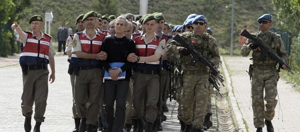 Paramilitary police officers and commandos escort the alleged main ringleaders of last summer's failed military coup before their trial at a courthouse in the outskirts of Ankara, Turkey, Monday, May 22, 2017. Paramilitary police officers and commandos escort the alleged main ringleaders of last summer's failed military coup before their trial at a courthouse in the outskirts of Ankara, Turkey, Monday, May 22, 2017. The black-shirted man in front is Akin Ozturk, former Turkish Air Force commander and suspected coup mastermind. Paramilitary police officers and commandos escort the alleged main ringleaders of last summer's failed military coup before their trial at a courthouse in the outskirts of Ankara, Turkey, Monday, May 22, 2017. Paramilitary police officers and commandos escort the alleged main ringleaders of last summer's failed military coup before their trial at a courthouse in the outskirts of Ankara, Turkey, Monday, May 22, 2017. The black-shirted man in front is Akin Ozturk, former Turkish Air Force commander and suspected coup mastermind. - Sputnik International