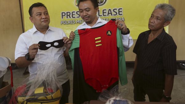 Police officers show a costume confiscated in a raid on a gay sauna at North Jakarta police headquarters - Sputnik International