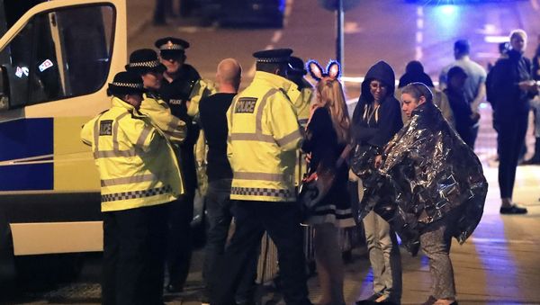 Emergency services personnel speak to people outside Manchester Arena after reports of an explosion at the venue during an Ariana Grande concert in Manchester, England, Monday, May 22, 2017. - Sputnik International