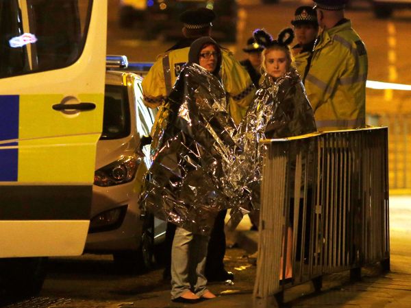 Two women wrapped in thermal blankets stand near the Manchester Arena, where U.S. singer Ariana Grande had been performing, in Manchester, northern England, Britain, May 23, 2017.  - Sputnik International