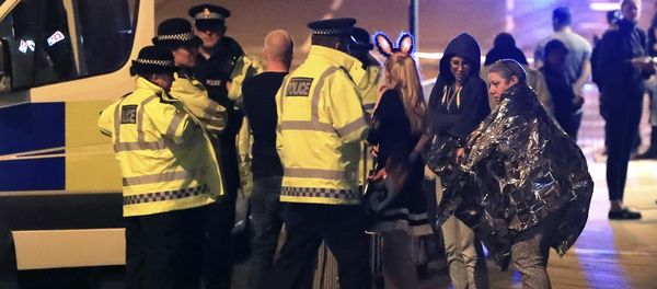 Emergency services personnel speak to people outside Manchester Arena after reports of an explosion at the venue during an Ariana Grande concert in Manchester, England, Monday, May 22, 2017. Emergency services personnel speak to people outside Manchester Arena after reports of an explosion at the venue during an Ariana Grande concert in Manchester, England, Monday, May 22, 2017. - Sputnik International