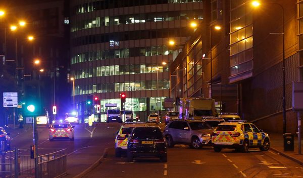 Vehicles are seen near a police cordon outside the Manchester Arena, where U.S. singer Ariana Grande had been performing, in Manchester, northern England, Britain, May 23, 2017. - Sputnik International