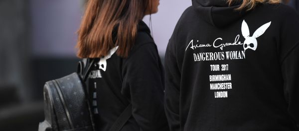 Fans of US singer Ariana Grande speak to members of the press in Manchester, northwest England on May 23, 2017. - Sputnik International