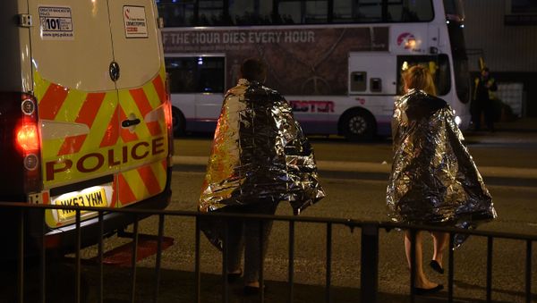 Concert goers wait to be picked up at the scene of a suspected terrorist attack during a pop concert by US star Ariana Grande in Manchester, northwest England on May 23, 2017. Concert goers wait to be picked up at the scene of a suspected terrorist attack during a pop concert by US star Ariana Grande in Manchester, northwest England on May 23, 2017. - Sputnik International