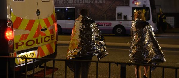 Concert goers wait to be picked up at the scene of a suspected terrorist attack during a pop concert by US star Ariana Grande in Manchester, northwest England on May 23, 2017. - Sputnik International
