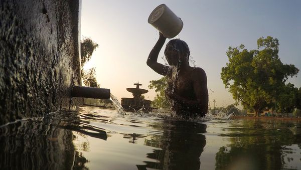 An Indian man bathes in a decorative pool in the gardens surrounding the India Gate monument in New Delhi on May 2, 2017. An Indian man bathes in a decorative pool in the gardens surrounding the India Gate monument in New Delhi on May 2, 2017. - Sputnik International