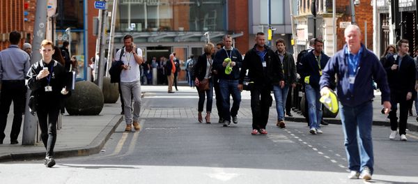 People rush out of the Arndale shopping centre as it is evacuated in Manchester, Britain May 23, 2017. - Sputnik International