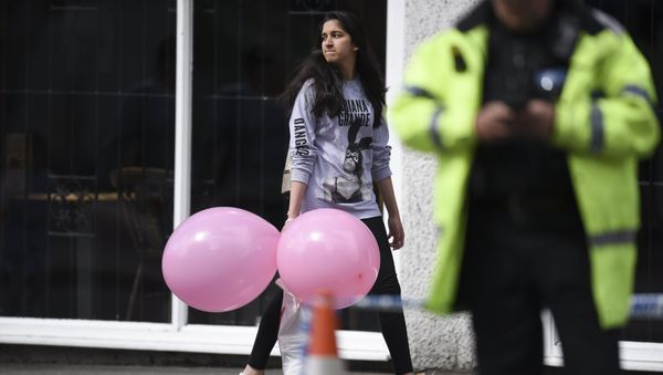 A girl wearing a t-shirt of US singer Ariana Grande carrying balloons from the Ariana Grande concert at the Manchester Arena leave a hotel in Manchester, northwest England on May 23, 2017 A girl wearing a t-shirt of US singer Ariana Grande carrying balloons from the Ariana Grande concert at the Manchester Arena leave a hotel in Manchester, northwest England on May 23, 2017 - Sputnik International