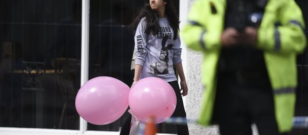 A girl wearing a t-shirt of US singer Ariana Grande carrying balloons from the Ariana Grande concert at the Manchester Arena leave a hotel in Manchester, northwest England on May 23, 2017 A girl wearing a t-shirt of US singer Ariana Grande carrying balloons from the Ariana Grande concert at the Manchester Arena leave a hotel in Manchester, northwest England on May 23, 2017 - Sputnik International