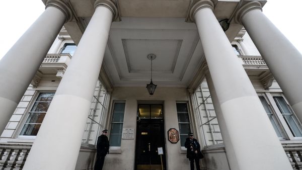 British armed police officers stand on duty outside the French embassy in London. (File) - Sputnik International