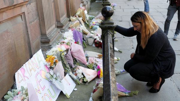 A woman lays flowers for the victims of the Manchester Arena attack, in central Manchester, Britain May 23, 2017. A woman lays flowers for the victims of the Manchester Arena attack, in central Manchester, Britain May 23, 2017. - Sputnik International