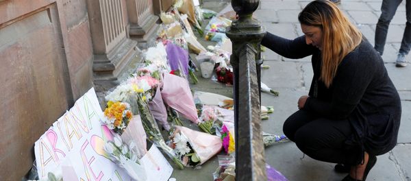A woman lays flowers for the victims of the Manchester Arena attack, in central Manchester, Britain May 23, 2017. - Sputnik International