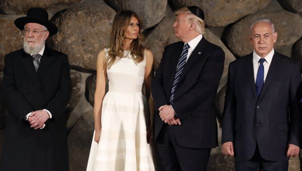 US President Donald Trump, center, first lady Melania Trump, center left, , Rabbi Israel Meir Lau, left, Israeli Prime Minister Benjamin Netanyahu are seen during a visit to the Yad Vashem Holocaust Memorial museum - Sputnik International