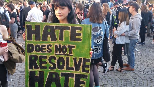 Thea Brooks, student, with her placard - Sputnik International