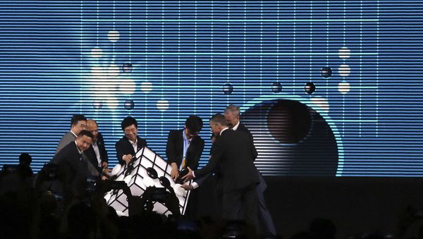 Go player Ke Jie of China, third from right, and other participants place pieces on a checkered cube during the opening ceremony of the Future of Go Summit in Wuzhen in eastern China's Zhejiang Province, Tuesday, May 23, 2017. - Sputnik International