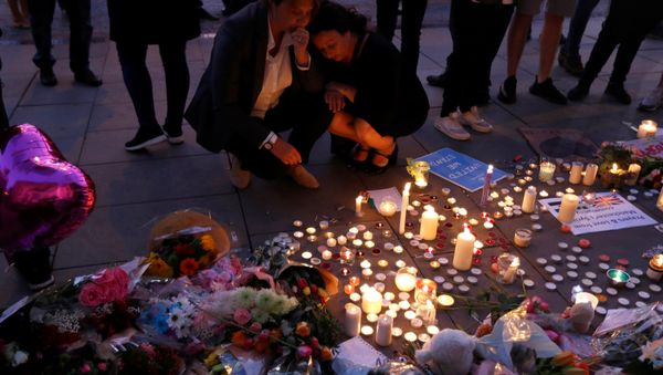 Women pay their respects to all those affected by the bomb attack, following a vigil in central Manchester, Britain May 23, 2017. Women pay their respects to all those affected by the bomb attack, following a vigil in central Manchester, Britain May 23, 2017. - Sputnik International