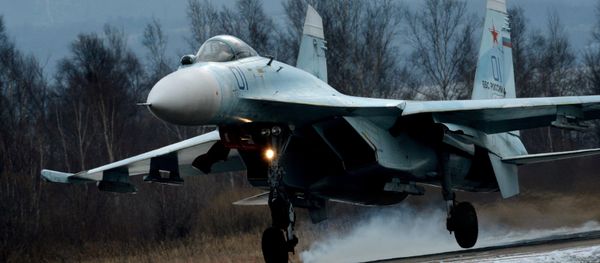 Su-27SM fighter lands as part of the tactical flight drill by fighter aircraft of the Eastern Military District conducted at Tsentralnaya Uglovaya military airfield in Primorye Territory. - Sputnik International