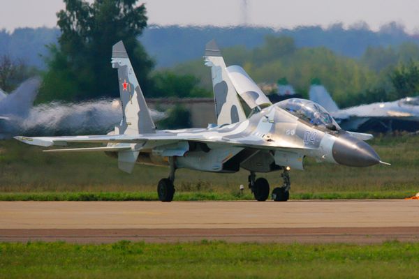 Su-30 MK fighter plane on the runway - Sputnik International