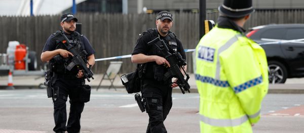 Armed police stand near the Manchester Arena in Manchester, Britain May 24, 2017. - Sputnik International