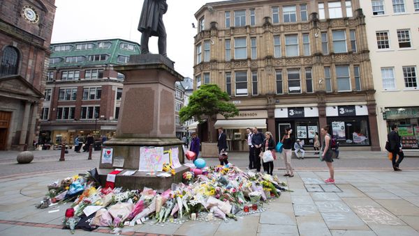People stop to look at flowers and messsages on an impromptu memorial in St Anns Square for the victims of an attack at Manchester Arena, Manchester, Britain, May 24, 2017. People stop to look at flowers and messsages on an impromptu memorial in St Anns Square for the victims of an attack at Manchester Arena, Manchester, Britain, May 24, 2017. - Sputnik International