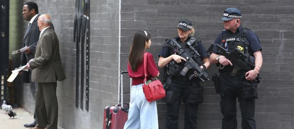 Armed police officers patrol amongst commuters on Market Street in Manchester, England, Wednesday, May 24, 2017. - Sputnik International