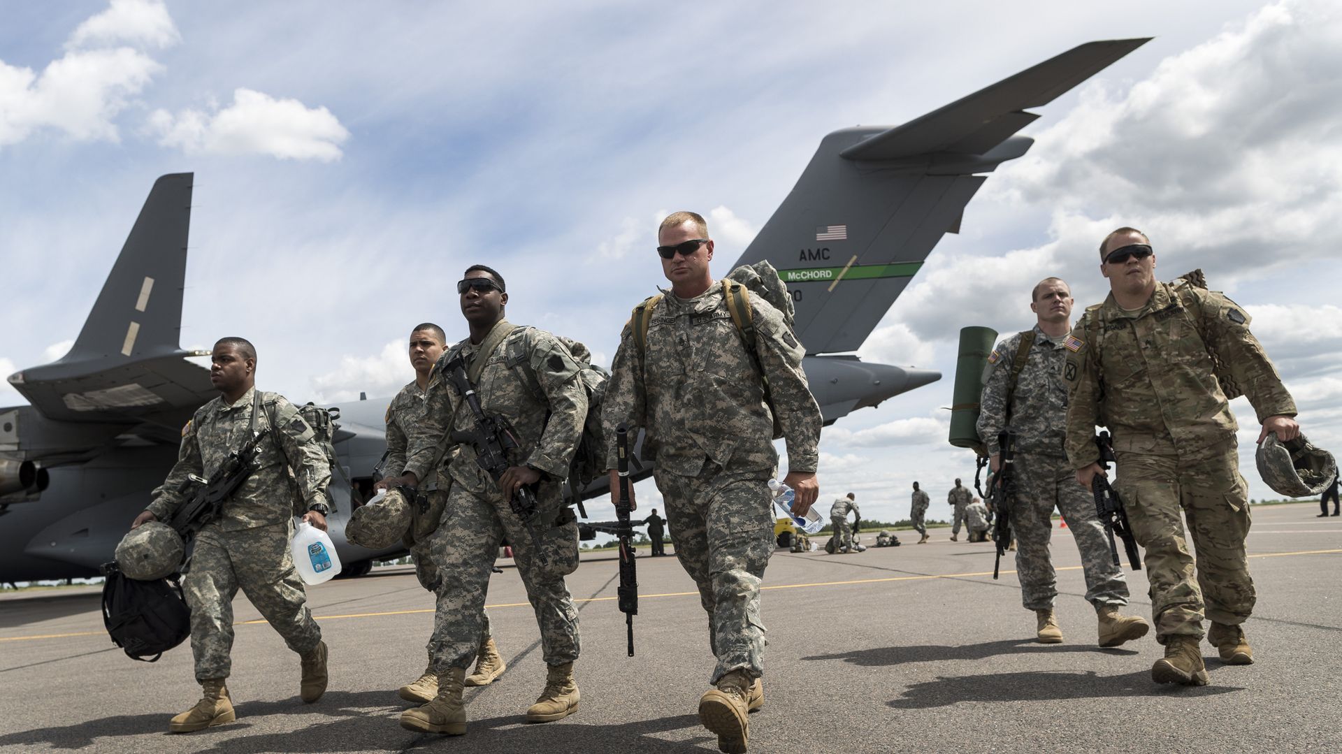 Members of the U.S. Army of the Pennsylvania National Guard arrival by plane at a airport in Vilnius, Lithuania, Sunday, June 5, 2016. Members of the U.S. Army of the Pennsylvania National Guard arrival by plane at a airport in Vilnius, Lithuania, Sunday, June 5, 2016. - Sputnik International, 1920, 30.03.2022
